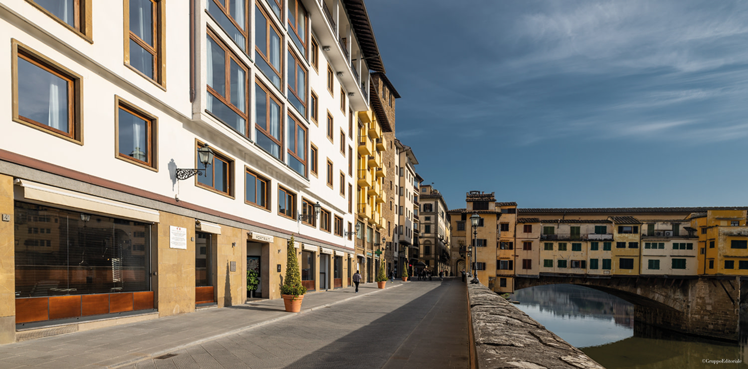 Edifici ricostruiti negli anni Cinquanta sulla sinistra del Lungarno degli Acciaiuoli, recentemente pedonalizzati, a pochi passi dal Ponte Vecchio