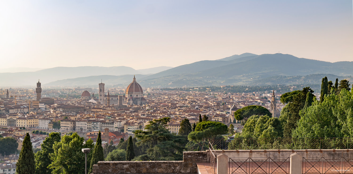 Una vista magica di Firenze  dalle colline che la circondano come un anello.  In particolare, questo punto di vista  si trova vicino alla Basilica di San Miniato (ph. Lorenzo Cotrozzi)