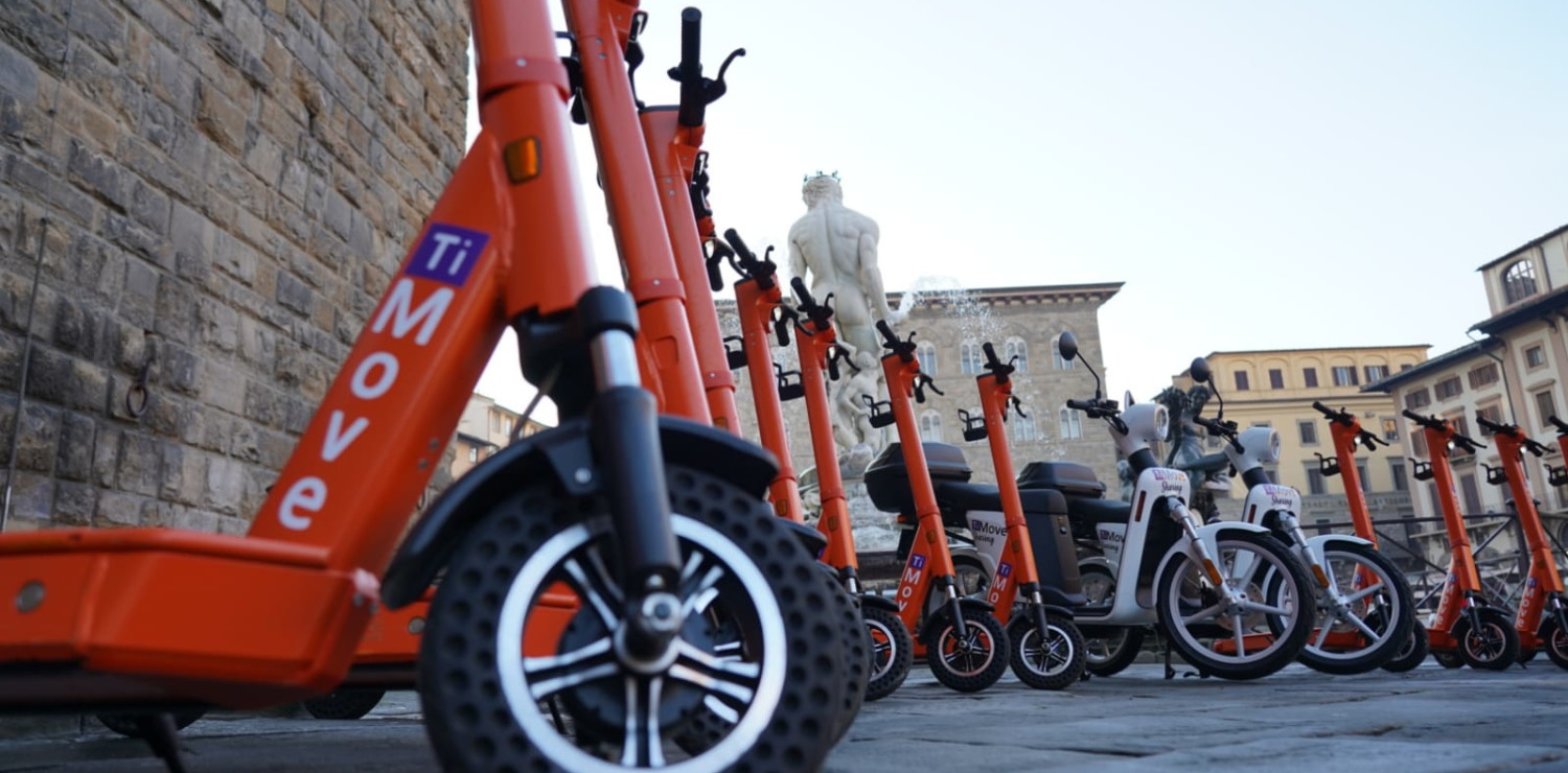 En cualquier momento Abrazadera Faceta Scooters for hire have arrived in Florence