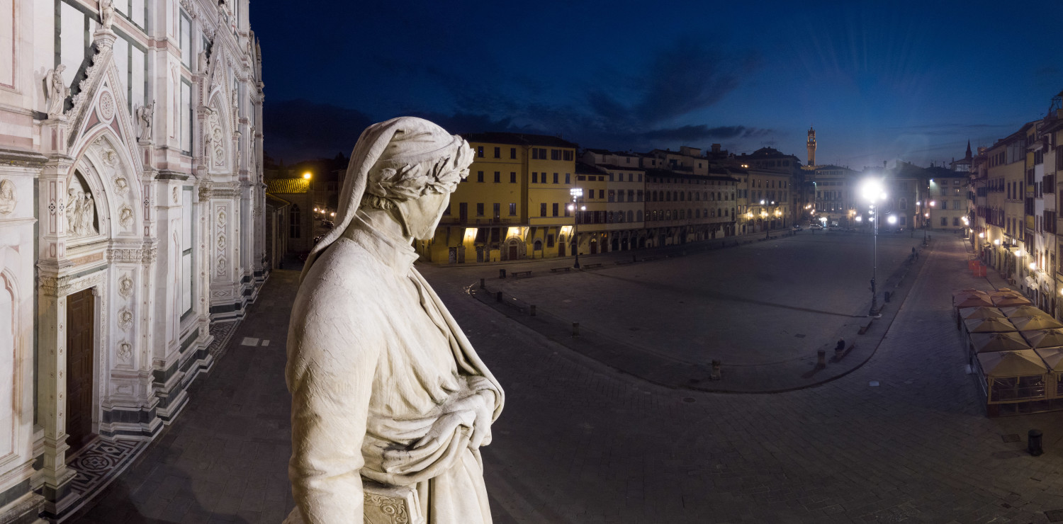  Firenze, piazza Santa Croce, statua di Dante / foto Massimo Sestini