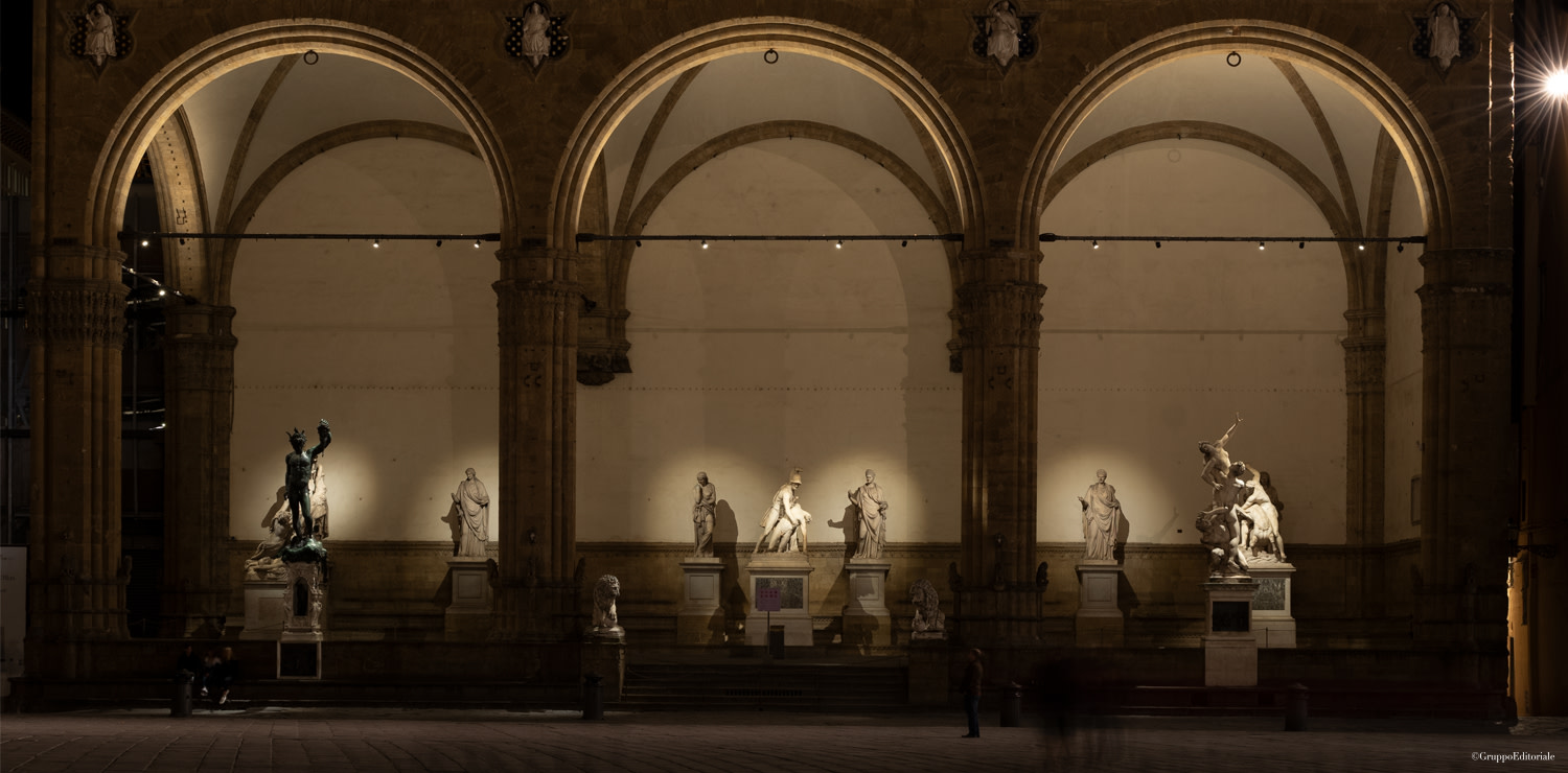 At night, the beauty of the Loggia appears like a threatre set