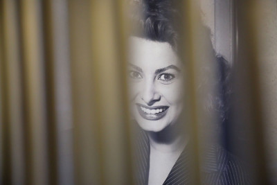 Image of Sophia Loren and her sister Maria from the window of