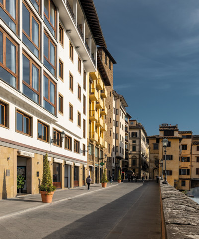 Buildings rebuilt in the Fifties  on the left of Lungarno degli Acciaiuoli, recently pedestrianized, just close to the Ponte Vecchio