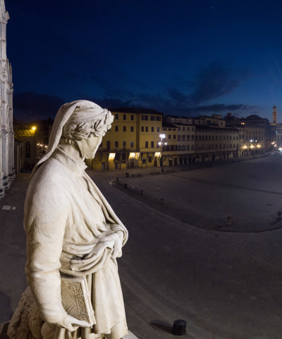  Firenze, piazza Santa Croce, statua di Dante / foto Massimo Sestini