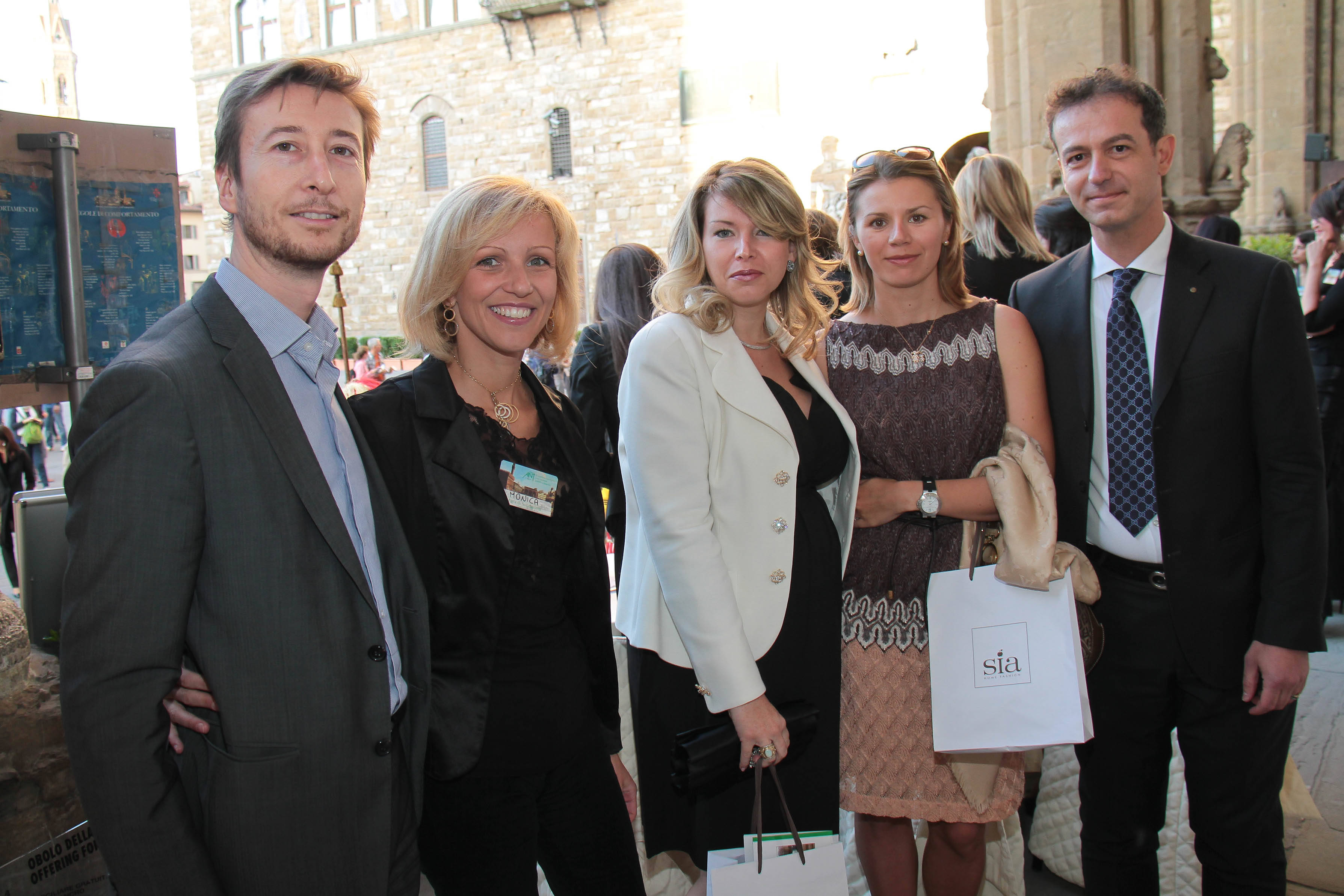 PRESSPHOTO Firenze, Loggia dei Lanzi, asta benefica per ANT organizzata da Farsetti. Nella foto Marco Tonini, Simone Martini, Monica Raineri, Costanza Androsoni e Vittoria Lopatina
Giuseppe Cabras/New Press Photo