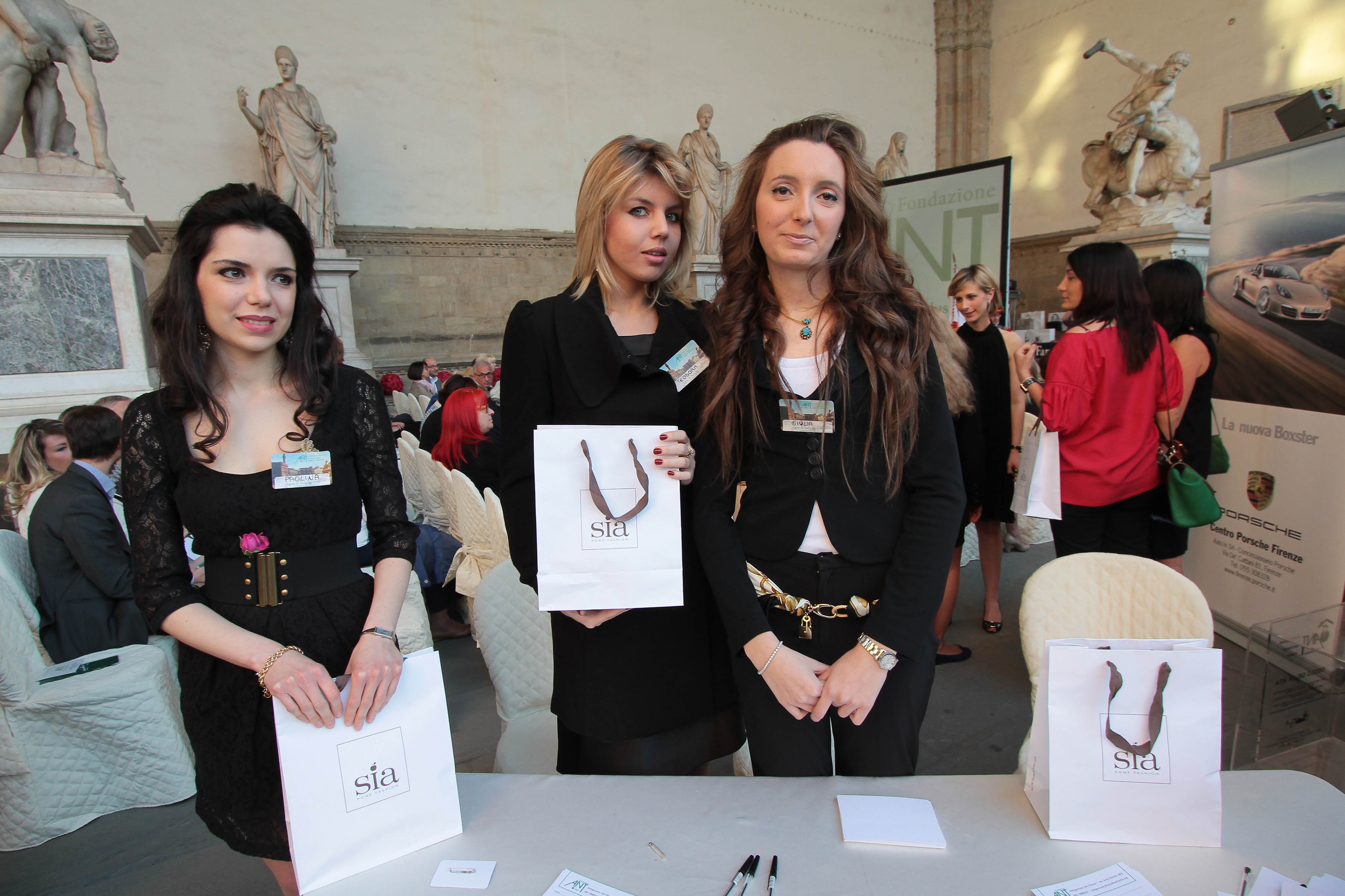 PRESSPHOTO Firenze, Loggia dei Lanzi, asta benefica per ANT organizzata da Farsetti. Nella foto 
Giuseppe Cabras/New Press Photo