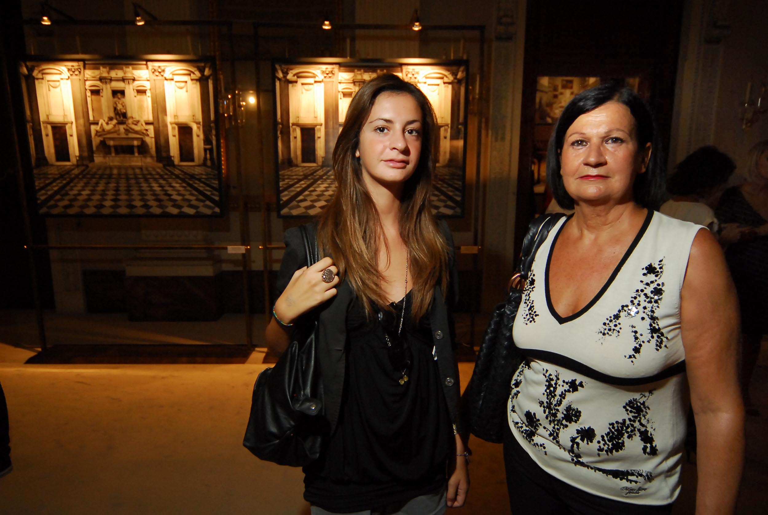 PRESSPHOTO  Firenze, Palazzo Pitti Galleria Palatina, mostra fotografica di Massimo Listri. Nella foto Carolina Costanzo e Chiara Perra