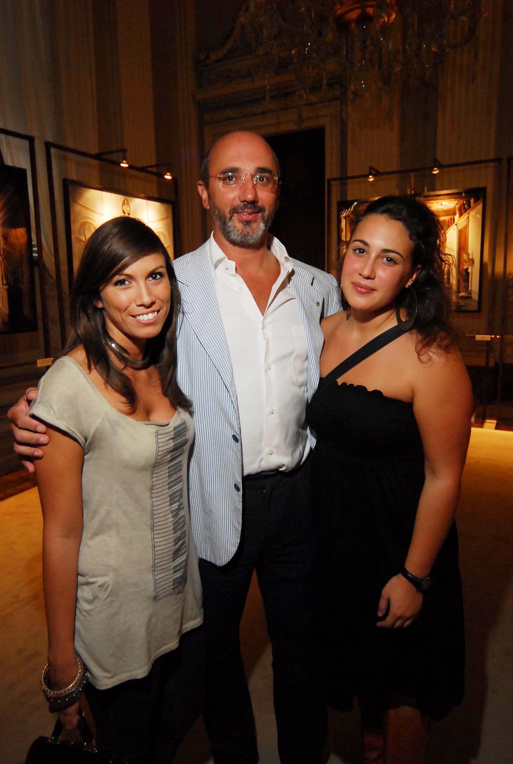 PRESSPHOTO  Firenze, Palazzo Pitti Galleria Palatina, mostra fotografica di Massimo Listri. Nella foto Susanna Lombardo con Stefano e Martina Viliani