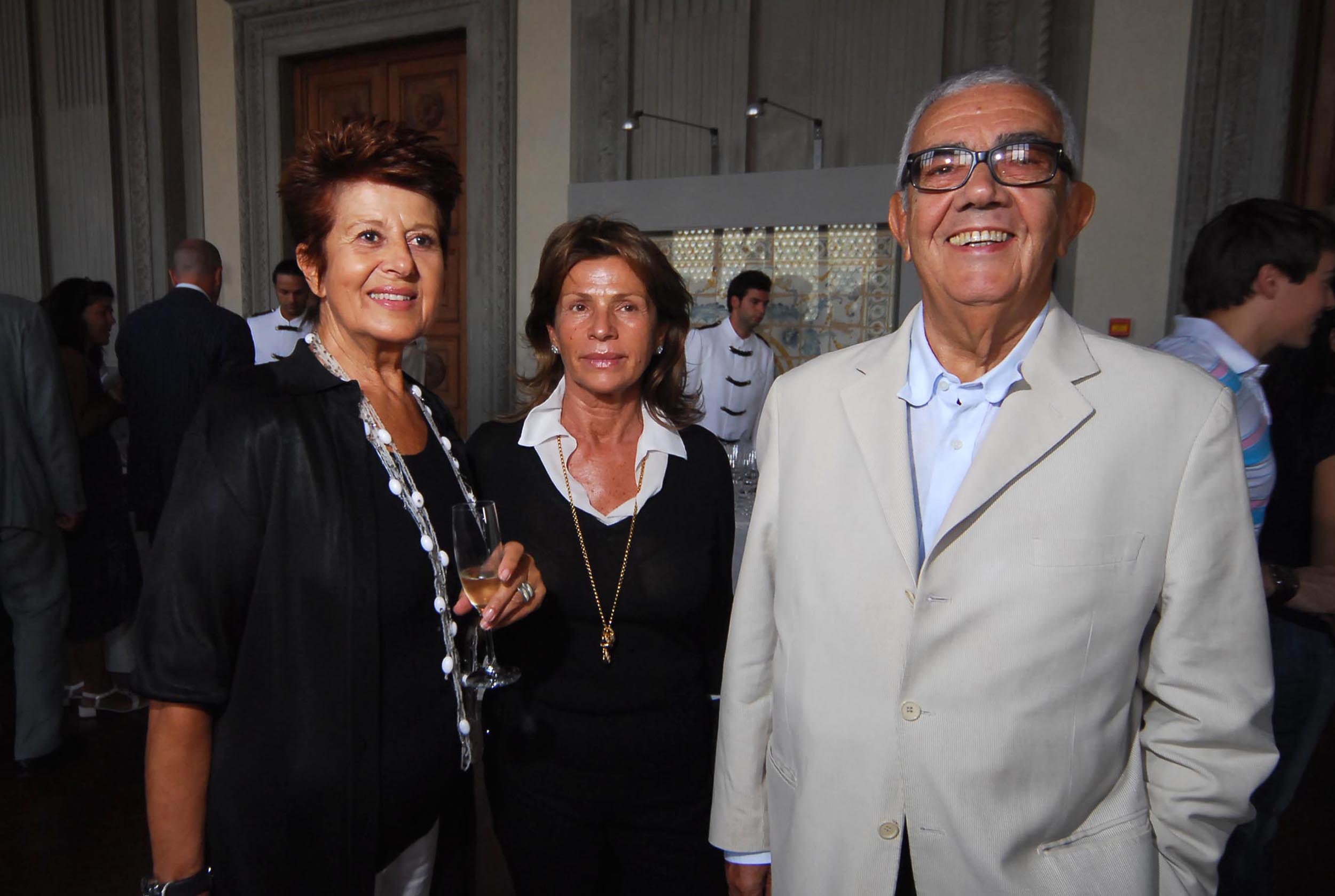 PRESSPHOTO  Firenze, Palazzo Pitti Galleria Palatina, mostra fotografica di Massimo Listri. Nella foto Anna Maria Vrajnes con Anna e Luigi Federici