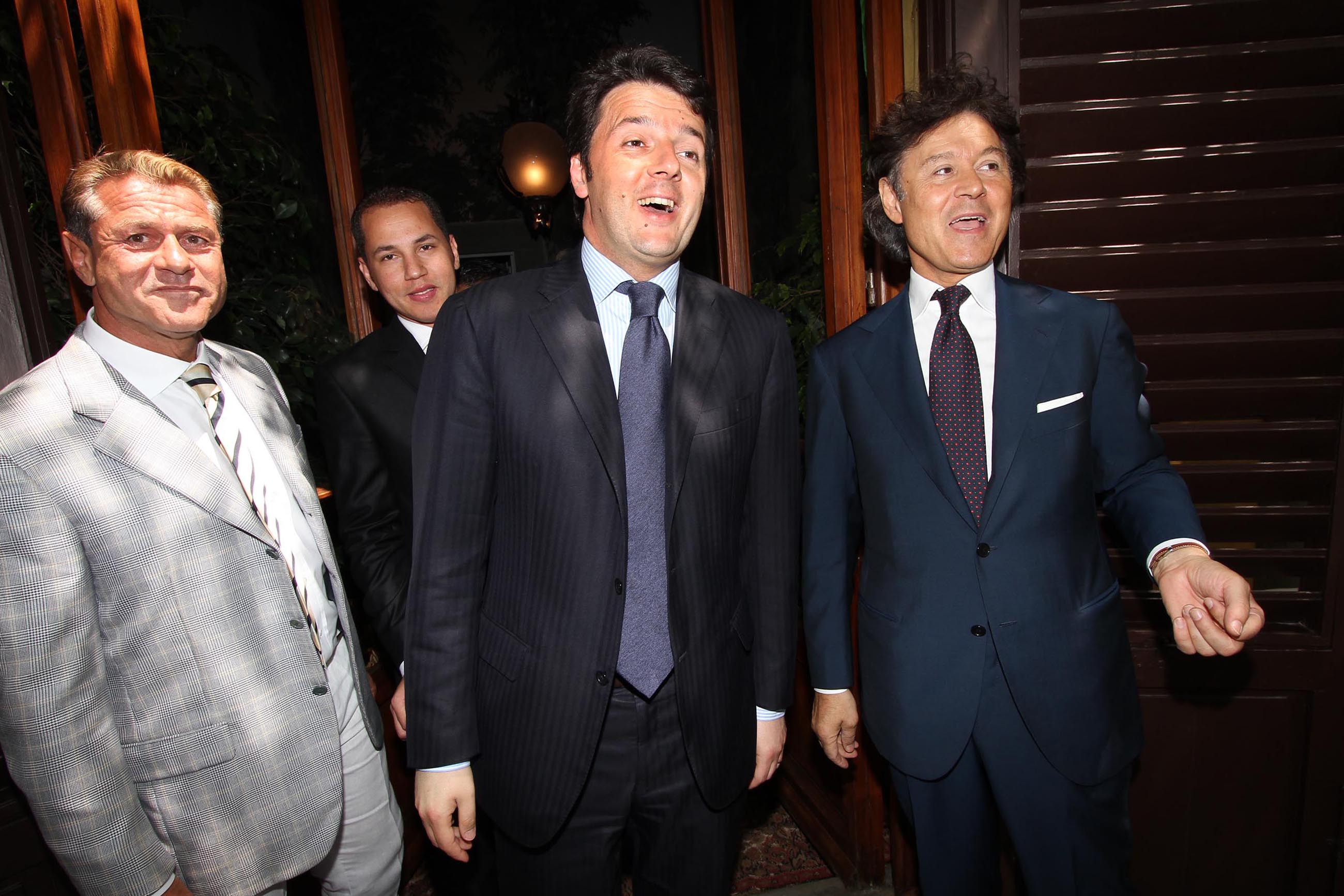 PRESSPHOTO Firenze, pranzo privato in casa di Massimo Listri in occasione della visita del presidente della Rep. Dominicana Leonel Fernandez. IN foto da sx Mauro Torriani, Matteo Renzi e Massimo Listri