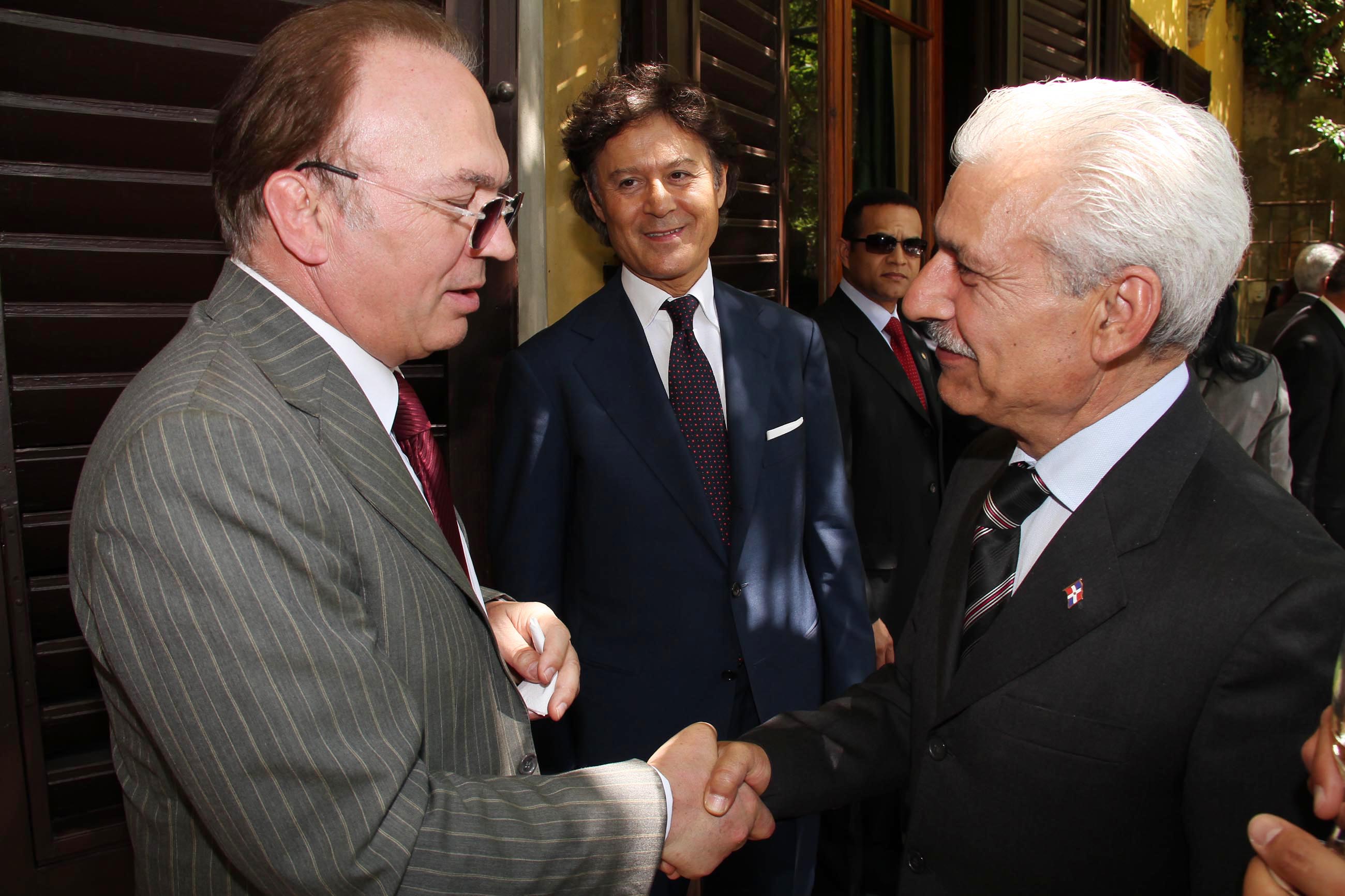 PRESSPHOTO Firenze, pranzo privato in casa di Massimo Listri in occasione della visita del presidente della Rep. Dominicana Leonel Fernandez. Nella foto il Questore Tagliente con il Console Pasquale Balestrini e Massimo Listri