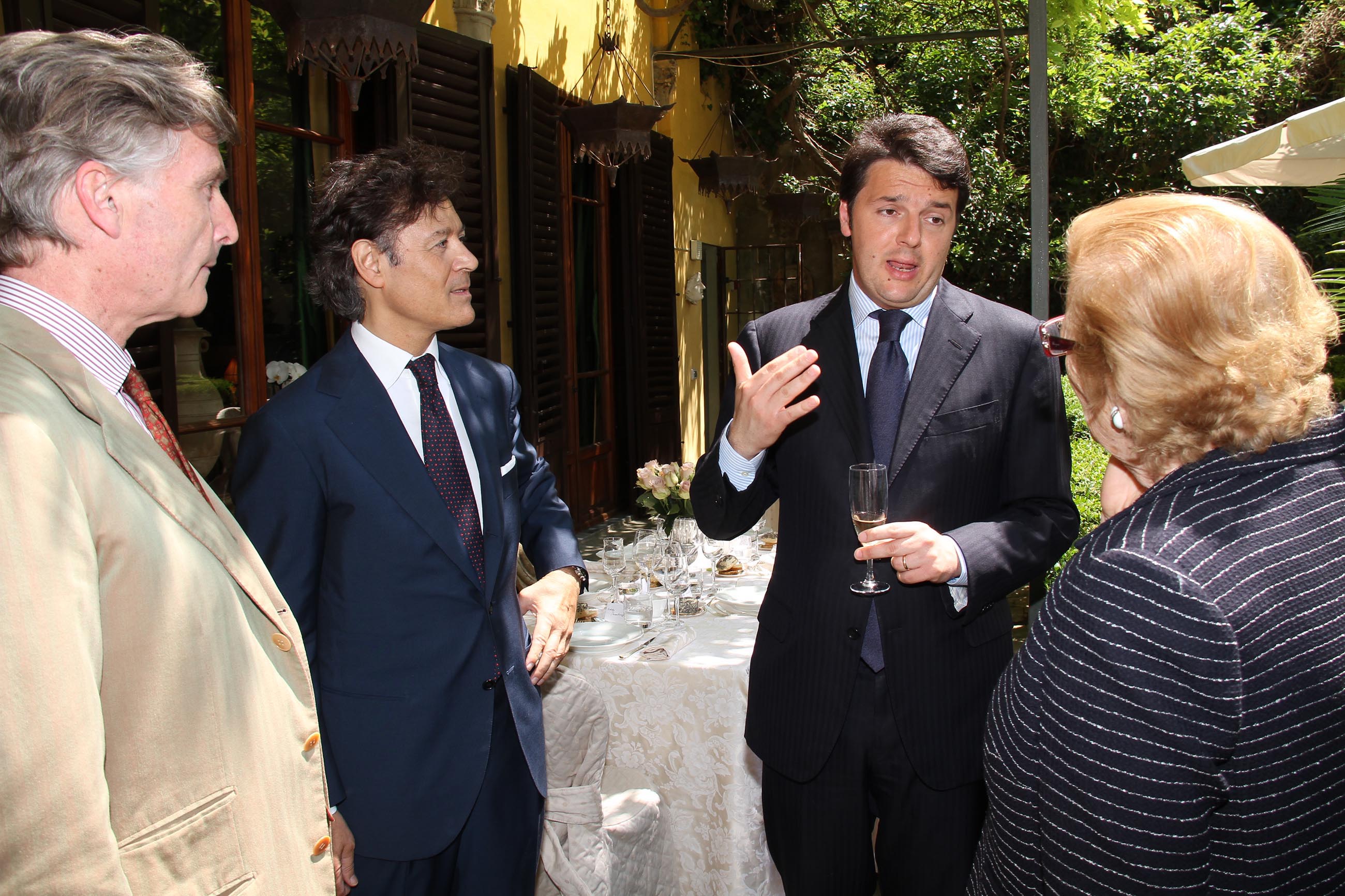 PRESSPHOTO Firenze, pranzo privato in casa di Massimo Listri in occasione della visita del presidente della Rep. Dominicana Leonel Fernandez. Nella foto Peter Glidewell, Massimo Listri, Renzi e Wanda Ferragamo