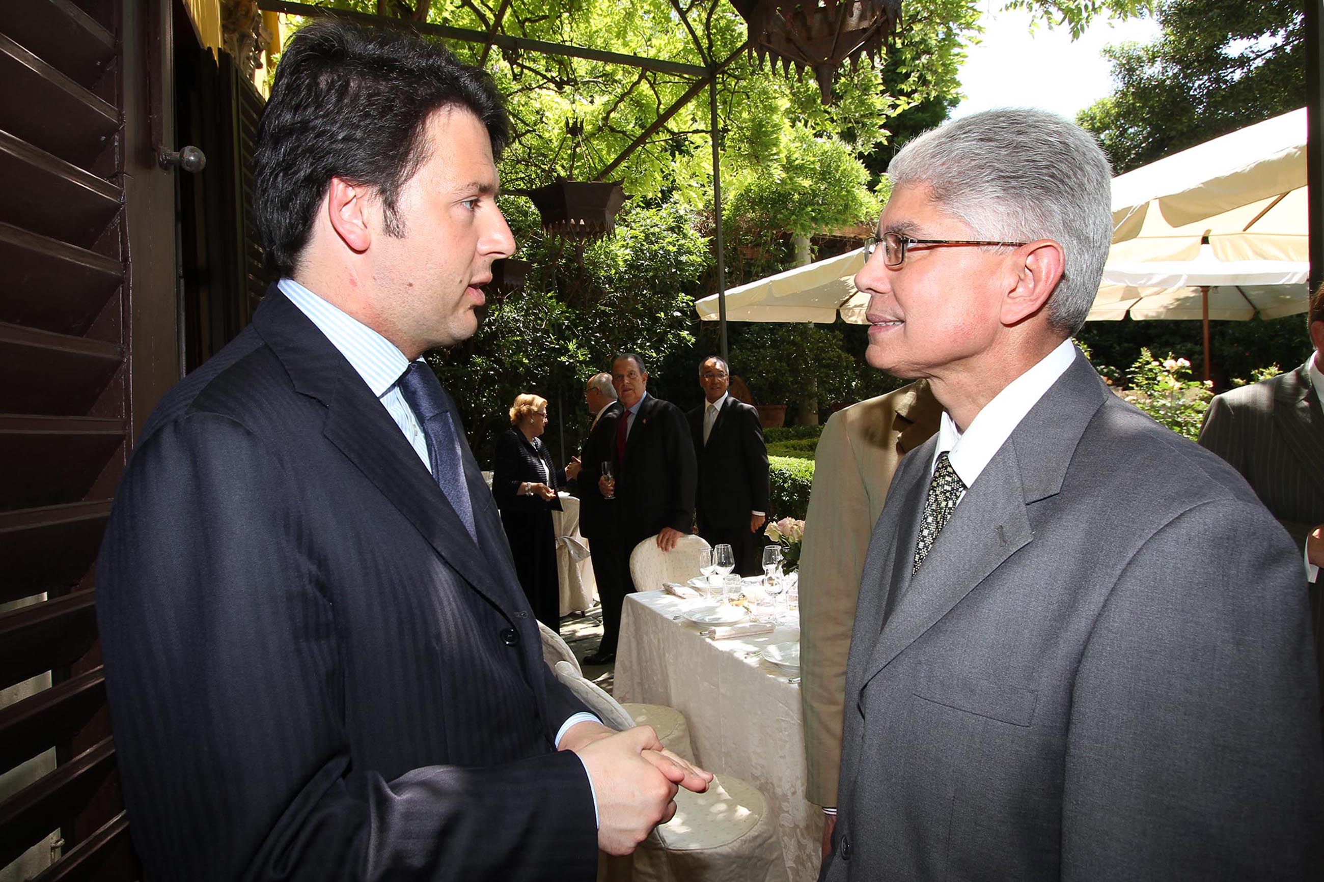 PRESSPHOTO Firenze, pranzo privato in casa di Massimo Listri in occasione della visita del presidente della Rep. Dominicana Leonel Fernandez. Nella foto Renzi con l'ambasciatore BenicioTobal