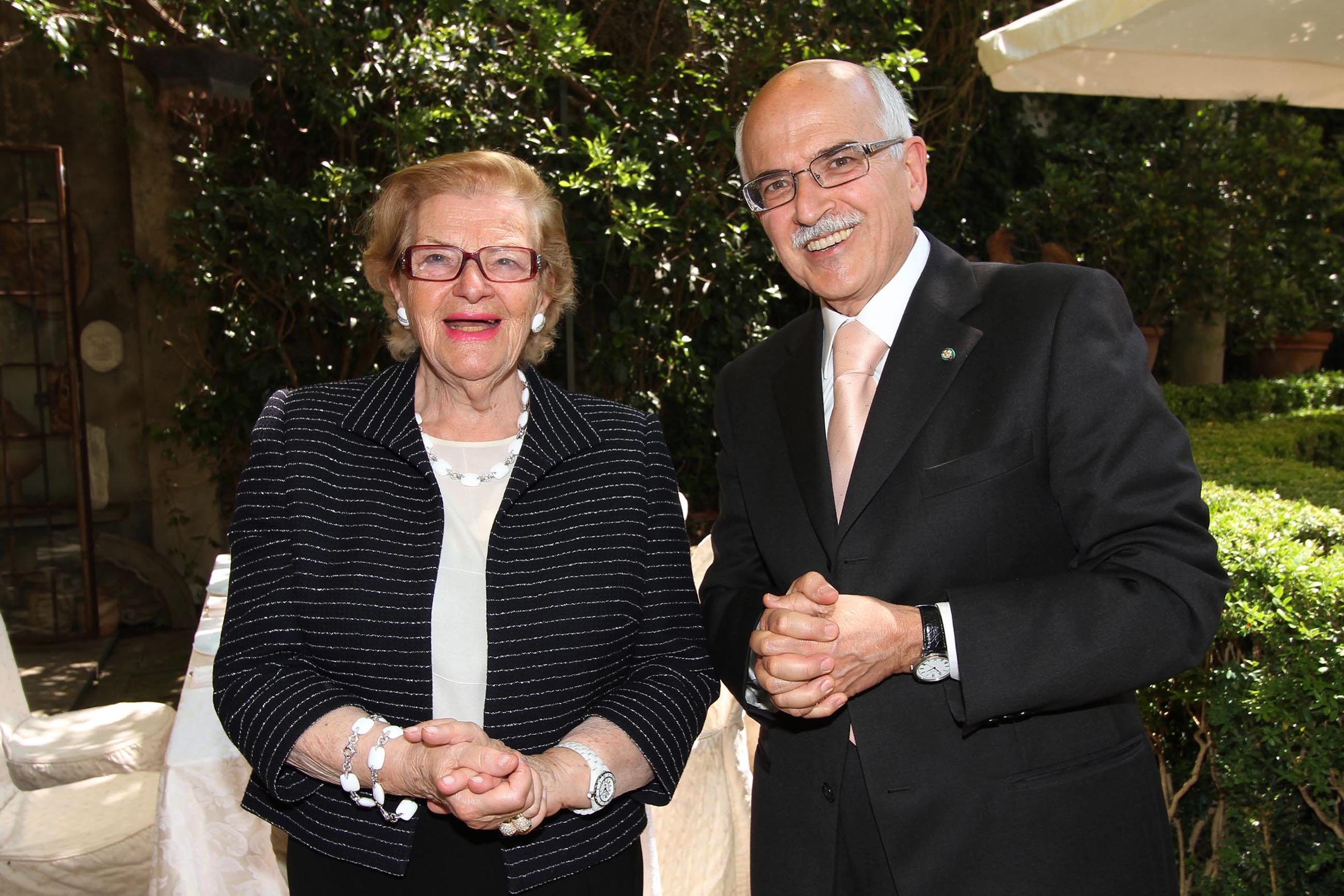 PRESSPHOTO Firenze, pranzo privato in casa di Massimo Listri in occasione della visita del presidente della Rep. Dominicana Leonel Fernandez. Nella foto il Prefetto con Wanda Ferragamo