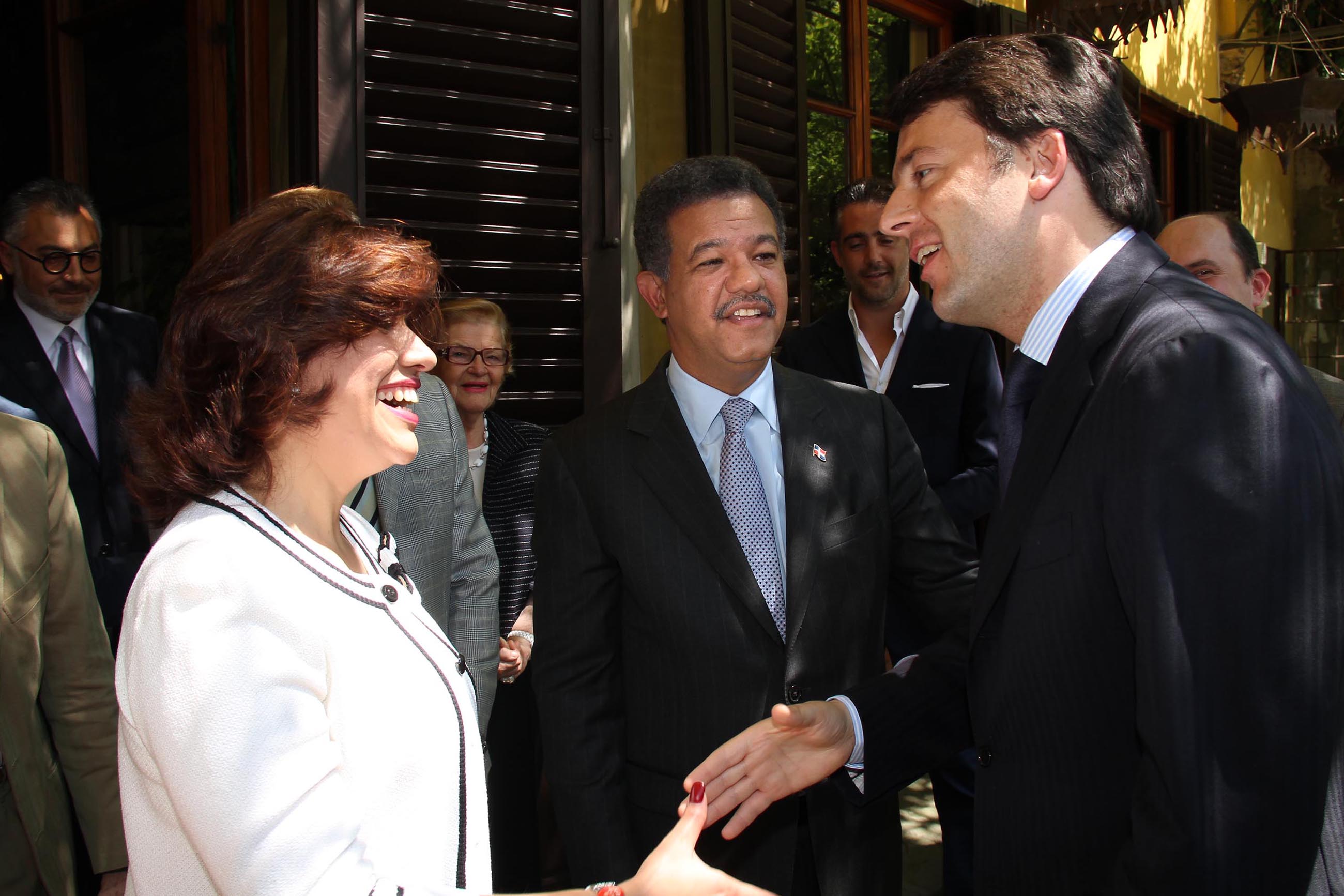 PRESSPHOTO Firenze, pranzo privato in casa di Massimo Listri in occasione della visita del presidente della Rep. Dominicana Leonel Fernandez. Nella foto Matteo Renzi incontra il Presidente e la moglie