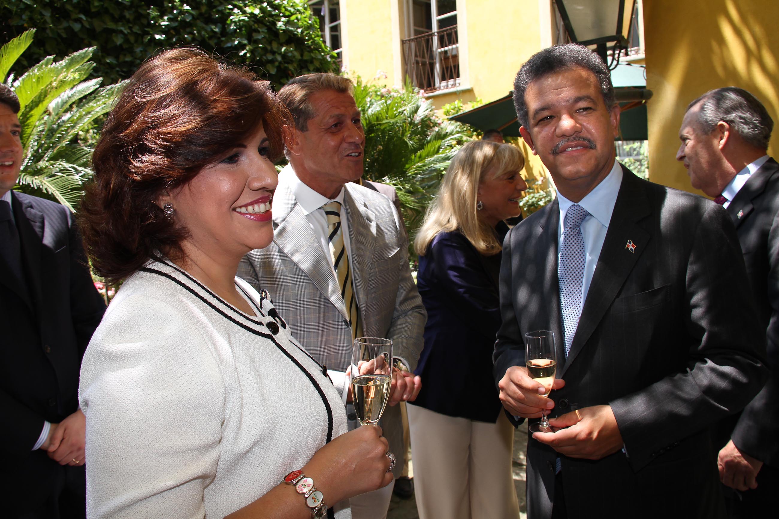 PRESSPHOTO Firenze, pranzo privato in casa di Massimo Listri in occasione della visita del presidente della Rep. Dominicana Leonel Fernandez. Nella foto il presidente Fernandez con la moglie. In mezzo a loro Mauro Torriani