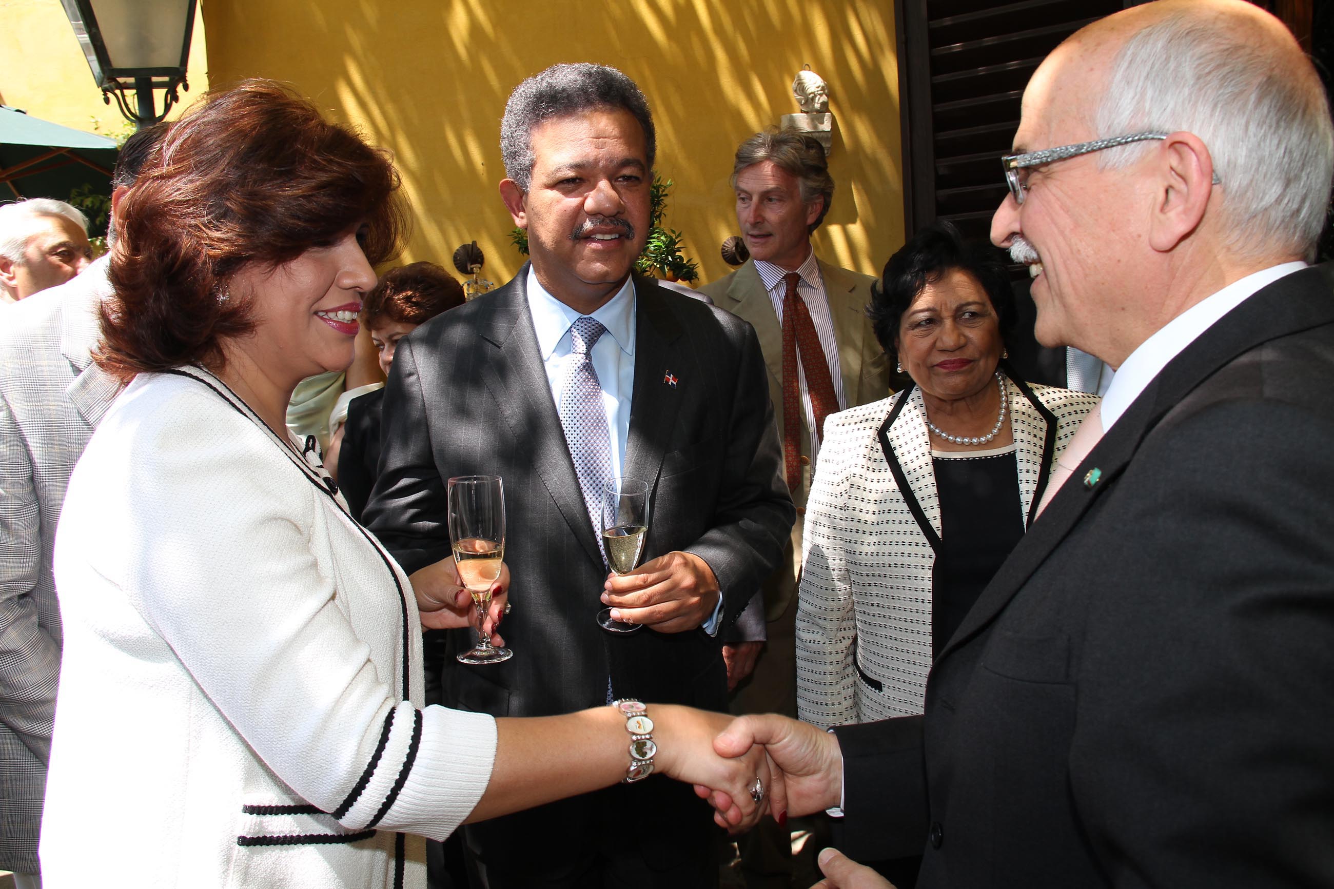 PRESSPHOTO Firenze, pranzo privato in casa di Massimo Listri in occasione della visita del presidente della Rep. Dominicana Leonel Fernandez. Nlela foto il Prefetto incontra il presidente e sua moglie