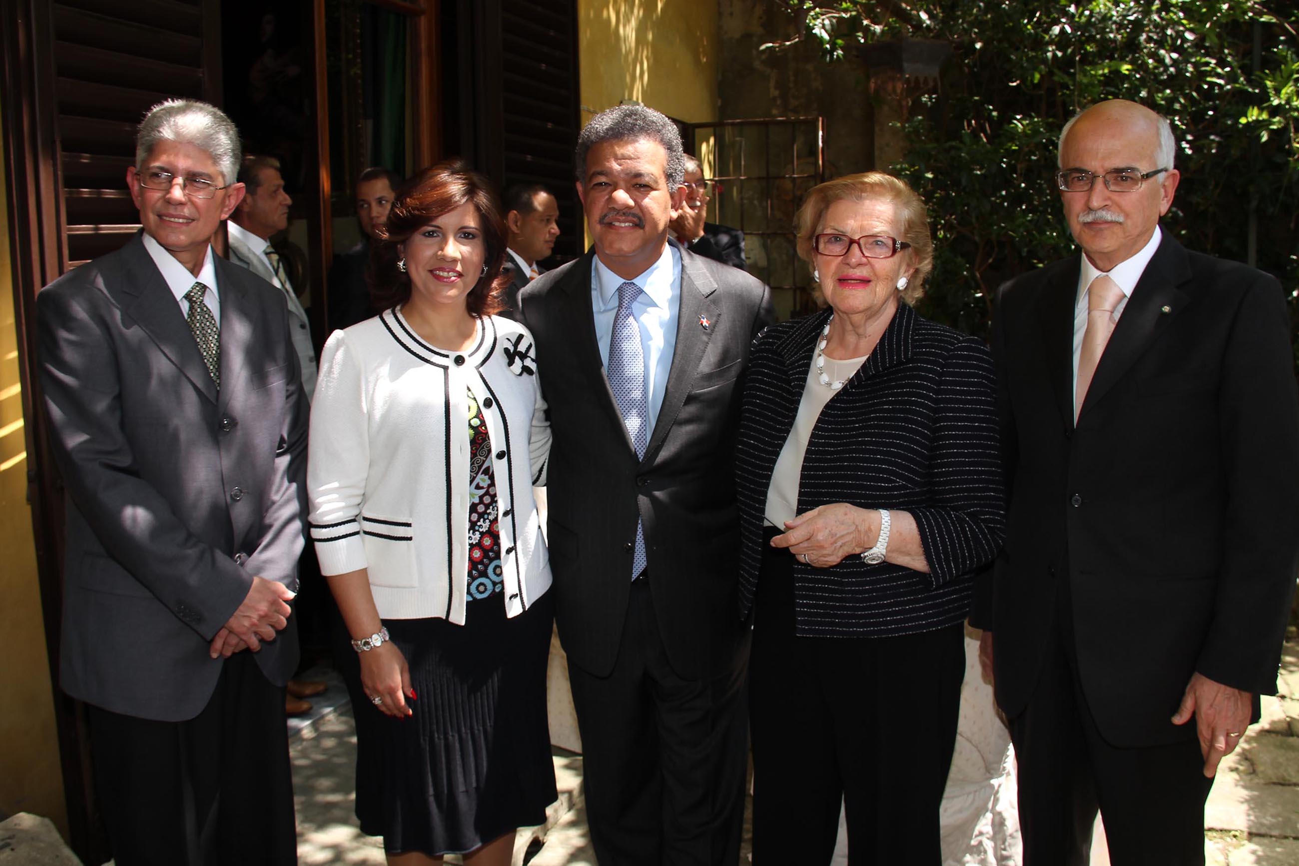 PRESSPHOTO Firenze, pranzo privato in casa di Massimo Listri in occasione della visita del presidente della Rep. Dominicana Leonel Fernandez. Nella foto il prefetto DI Martino con Wanda Ferragamo, il Presidente Fernandez con la moglie, l'ambasciatore a Roma Benicio Tobal