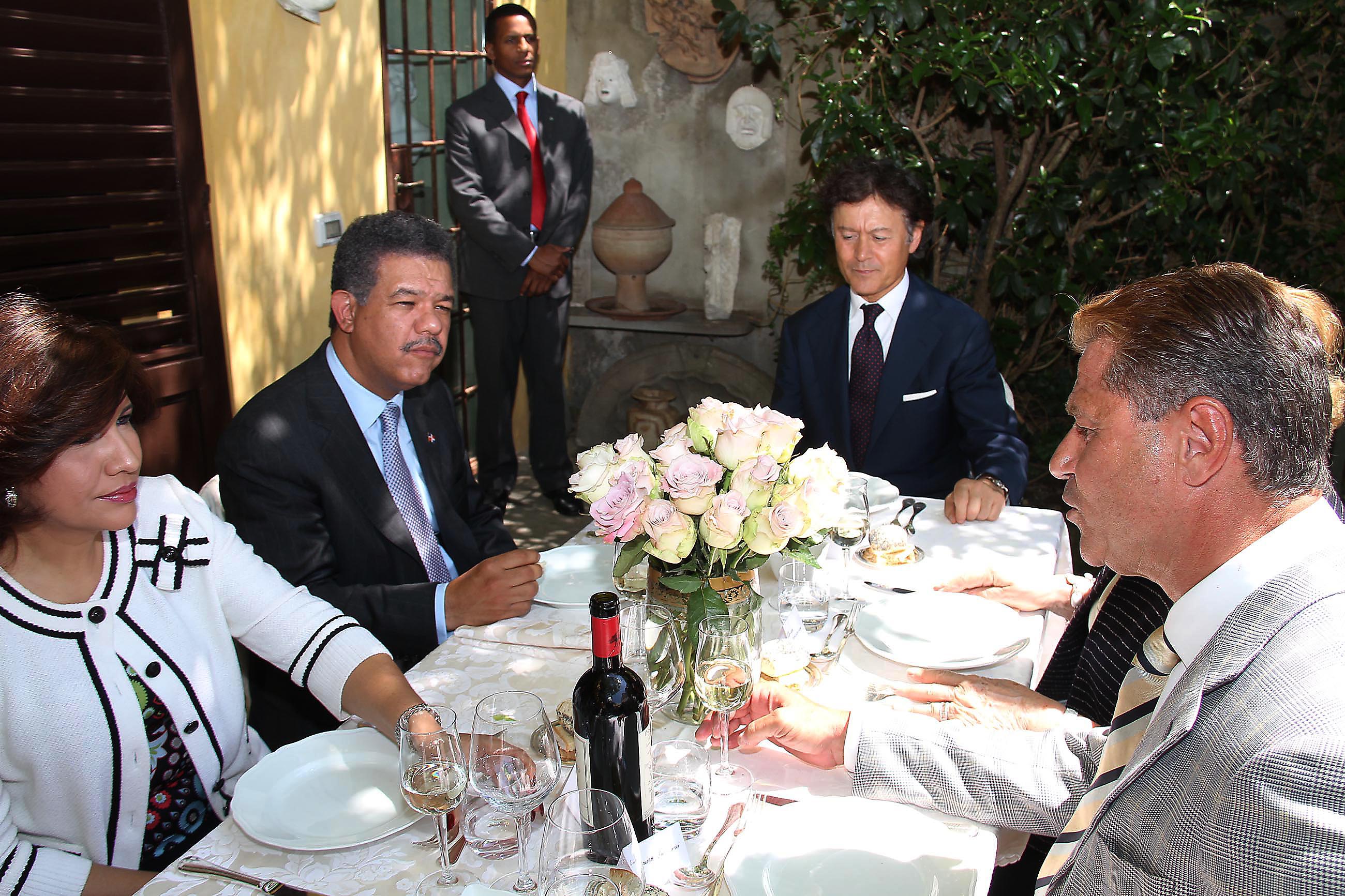 PRESSPHOTO Firenze, pranzo privato in casa di Massimo Listri in occasione della visita del presidente della Rep. Dominicana Leonel Fernandez. In foto il Presidente Fernandez al tavolo con la moglie, Massimo Listri e Mauro Torriani