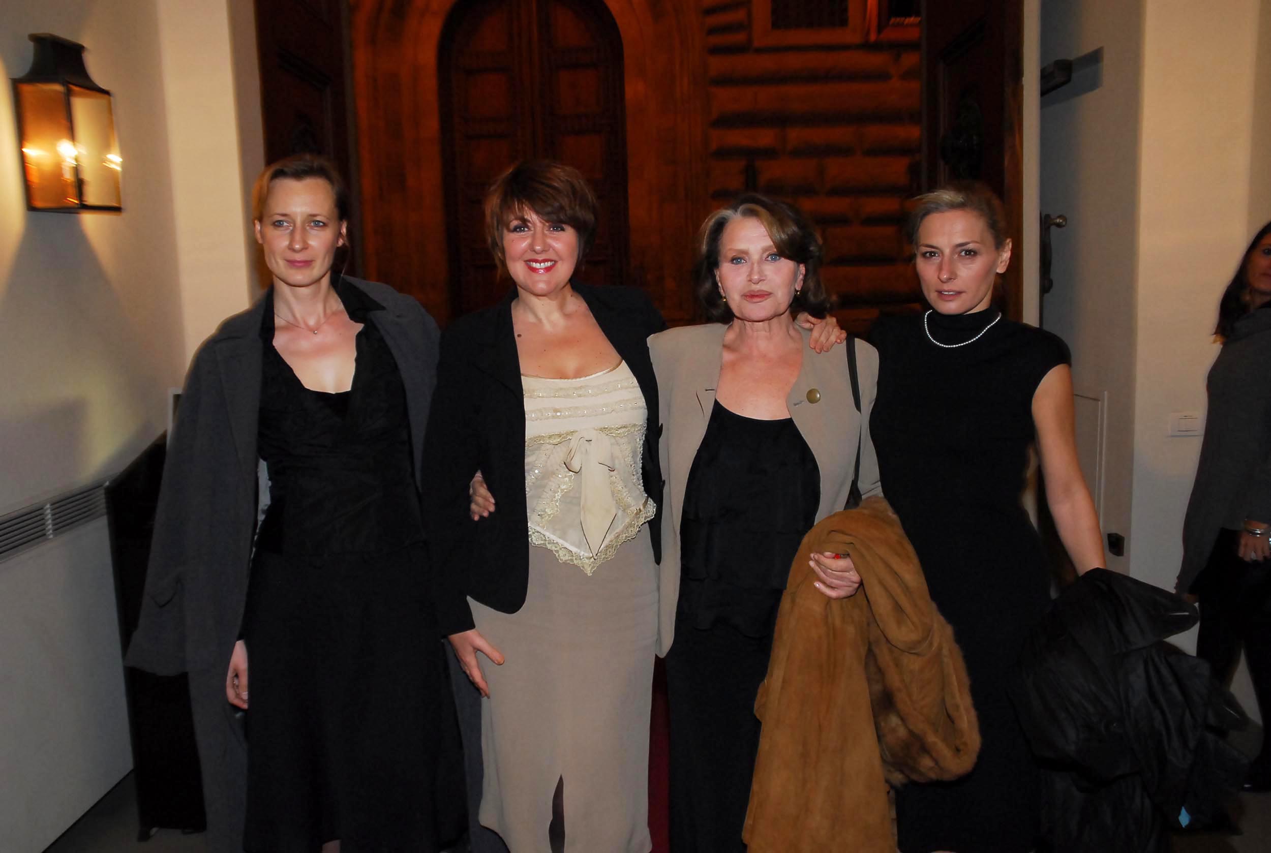 PRESSPHOTO Firenze, Cinema Odeon, Renzi assegna il Fiorino d'oro a Charles Aznavour, segue cena di gala a Palazzo Tornabuoni. In foto da sx le attrici  Svetlana Kevral, Emanuela Grimalda, Erica Blanc e Lidia Vitale